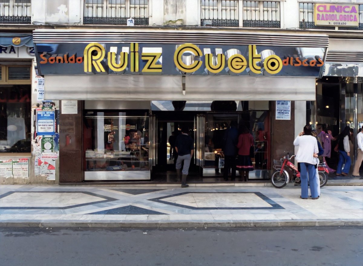 Malaga_AyerYHoy's tweet photo. #Málaga Calle Marqués de Larios, Tienda de Discos Ruiz Cueto. ¿Recordáis esta Tienda ?💿 https://t.co/9nO0Tm4i9E