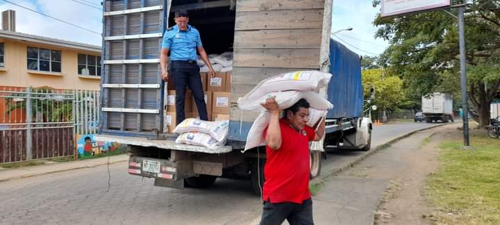 #Nicaragua| Llegó la primera entrega de la Merienda Escolar en los diferentes centros educativos del Municipio de San Juan del Sur, la que fue recibida por directores y docente de los centros educativos. 🏫👧👦🥳🍽️

#MasVictoriasPuebloPresidente
#2023JuntosVamosAdelante
