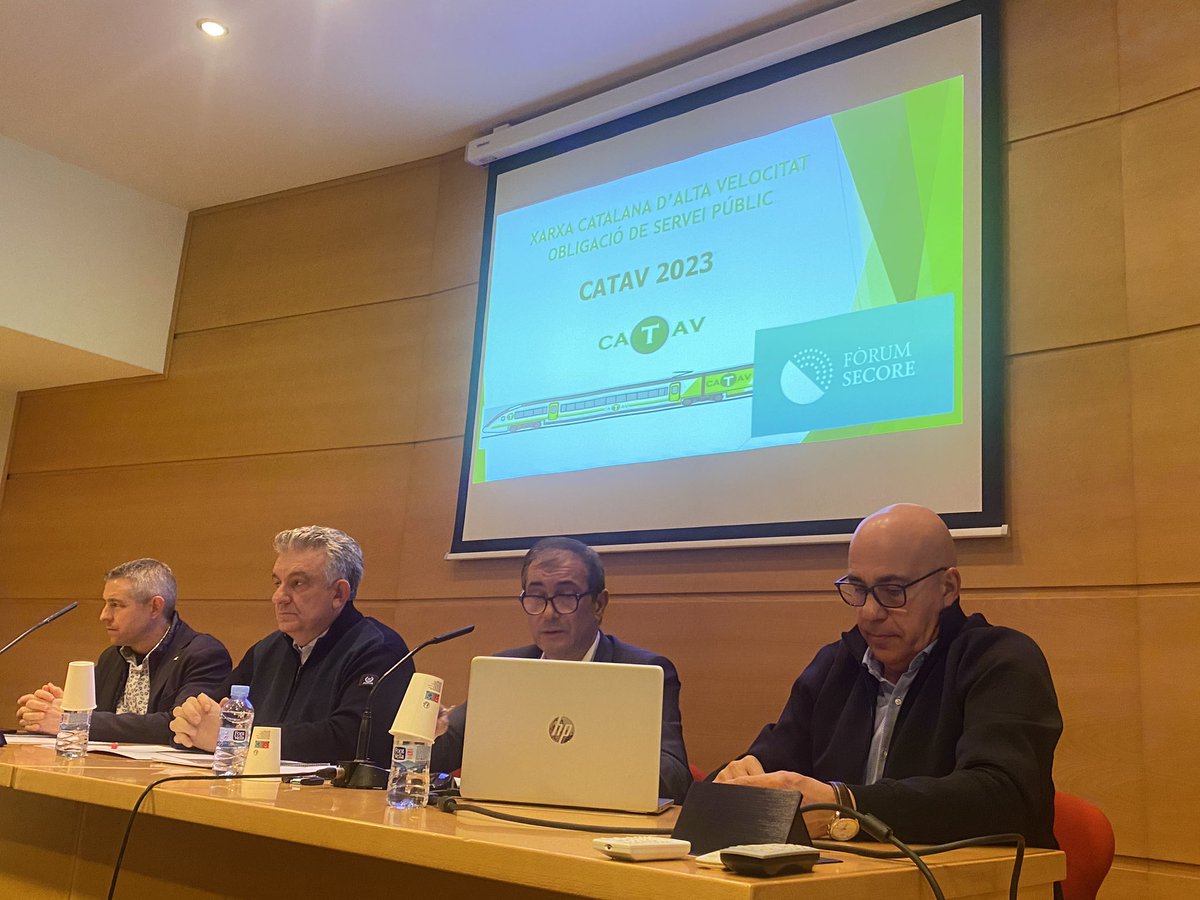 ManelSoleA's tweet photo. Avui som a la Sala d'Actes de la @cambralleida, on el #ForumSecore ens detalla una proposta que la societat lleidatana reclamem: “Rodalies de Lleida, Xarxa Catalana d'alta velocitat CATAV" 🚈
Tenim trens i places vacants, només cal la voluntat política per fer-ho realitat. 💪🏻💪🏻 https://t.co/6M3QgxUZlR