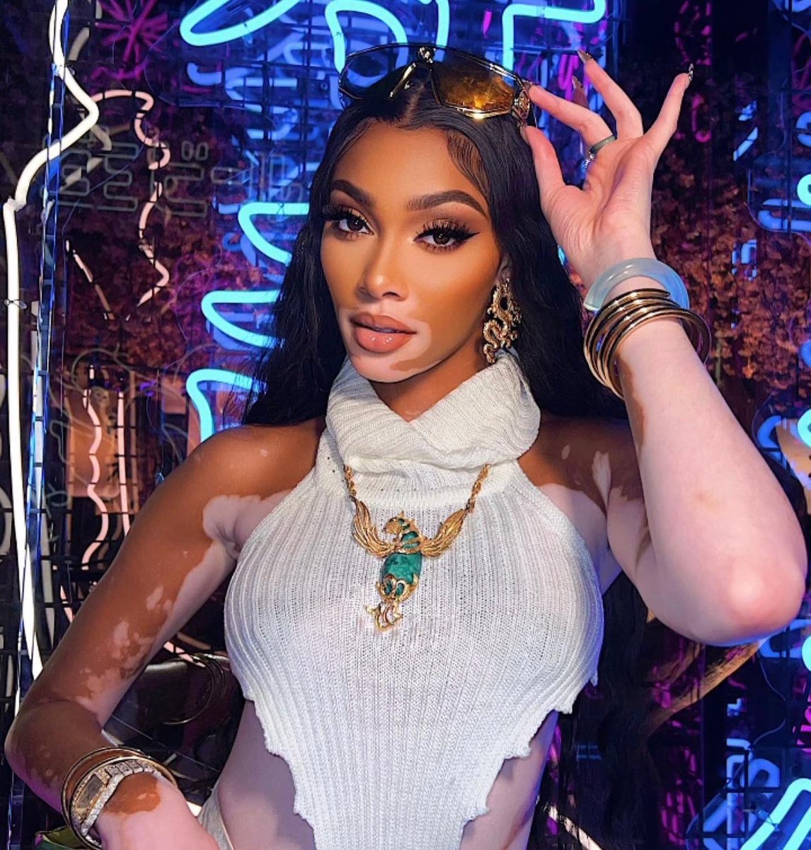 racquelhonore's tweet photo. Winne Harlow wears a phoenix necklace from my shop https://t.co/85sGPPo0t4 🔥💚🦅 https://t.co/SO2vpjwEbz