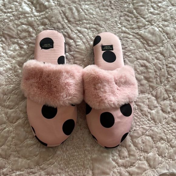 PJDoyleWilliam1's tweet photo. So good I had to share! Check out all the items I'm loving on @Poshmarkapp #poshmark #fashion #style #shopmycloset #henribendel #bcbgmaxazria #victoriassecret: https://t.co/1BDBXb6JWe https://t.co/eC8ppQ1IFg