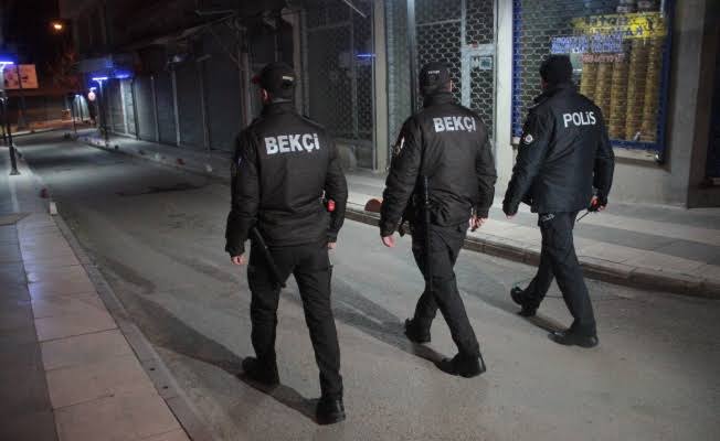 Bekçiler de bu vatan için kar-kış, gece-gündüz demeden çalışıyor. Herkes uyurken sokaklarda soğukta yaya devriye atıyor.

Bekçilerin çalışma saatleri de 12/36 olacak şekilde güncellenmelidir.

#EGMninbekçileri1236istiyor #bekçi