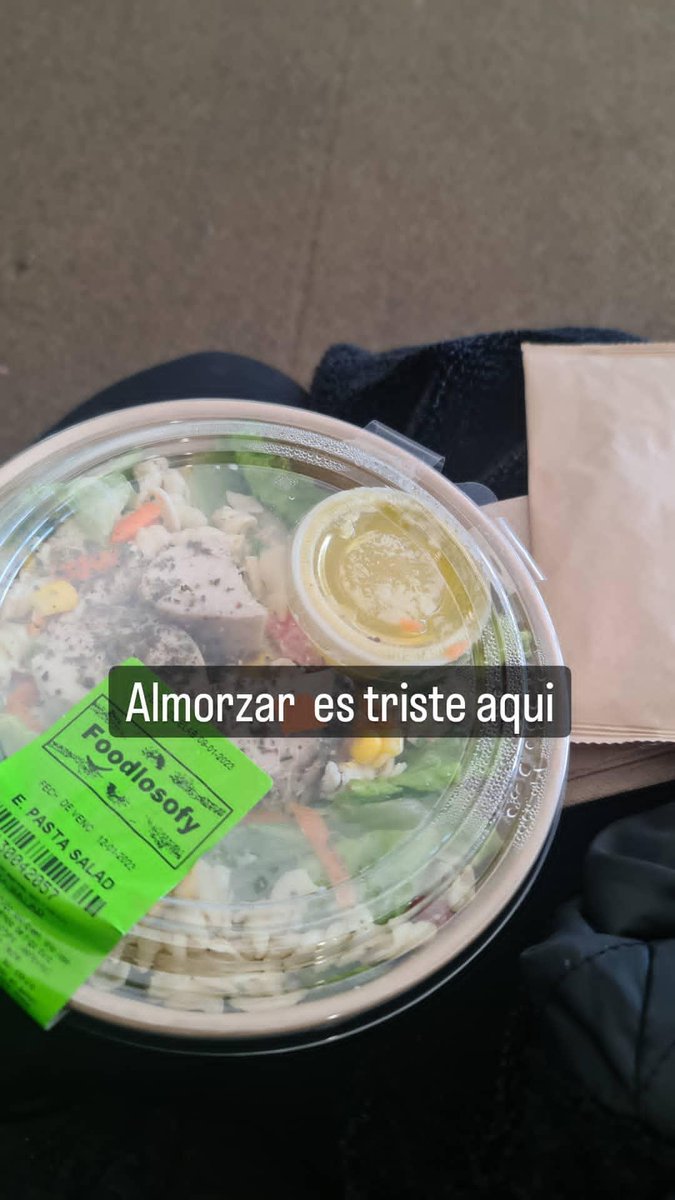 csotocortes's tweet photo. Acabo de comprar comida en  el #maxk del aeropuerto  de santiago  y la comida  estaba en mal estado. https://t.co/6x9nL3cfeF