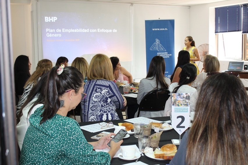AIA_ANTOFAGASTA's tweet photo. Relacionamiento, fortalecimiento de lazos y negocios, es lo que se vivió durante el desayuno de Networking organizado por la #AIA, en el que 40 ejecutivas  de nuestras empresas socias compartieron su experiencia en el mundo empresarial regional. 🙋🏻‍♀️♀️☕️

#Antofagasta #GirlPower https://t.co/S1pEEB75mc