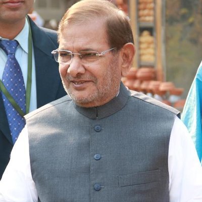 SamastipurLive's tweet photo. JDU के पूर्व अध्यक्ष @SharadYadavMP  का निधन, 75 साल की उम्र में ली अंतिम सांस

JDU के पूर्व अध्यक्ष शरद यादव का निधन हो गया है.75 साल की उम्र में शरद यादव ने अंतिम सांस ली है. बिहार की राजनीति में अपनी अलग पहचान रखने वाले शरद यादव का जाना सभी को शोक में डुबो गया है. https://t.co/FOCbYVb2sA
