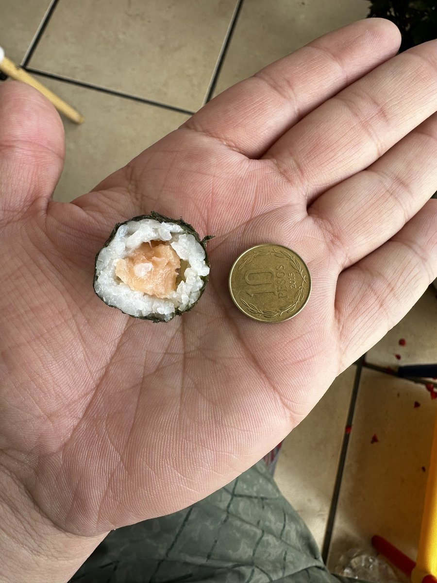 CristalMix's tweet photo. @Sushiban Es broma que esto es un hosomaki? Dejan bastante que desear las preparaciones… https://t.co/r8pGu0VlNs