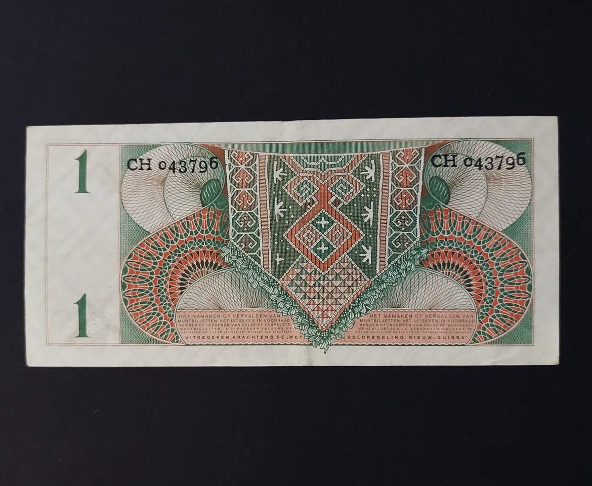 CurrencyDesign's tweet image. Rare AF Papua New Guinea, 1954 
Wild green and red art on the back 
#banknotes #banknotedesign