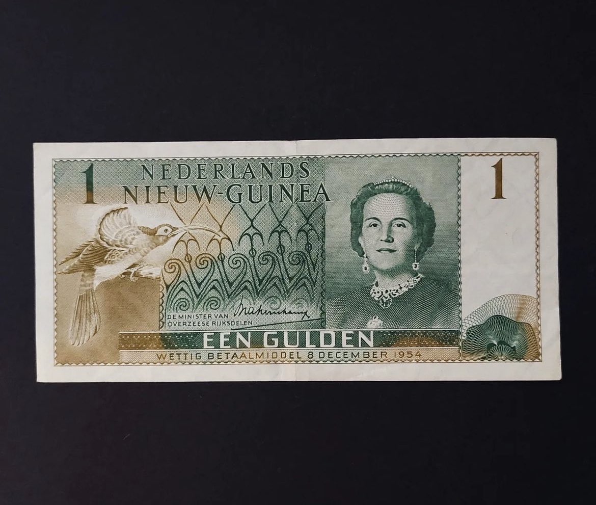 CurrencyDesign's tweet image. Rare AF Papua New Guinea, 1954 
Wild green and red art on the back 
#banknotes #banknotedesign