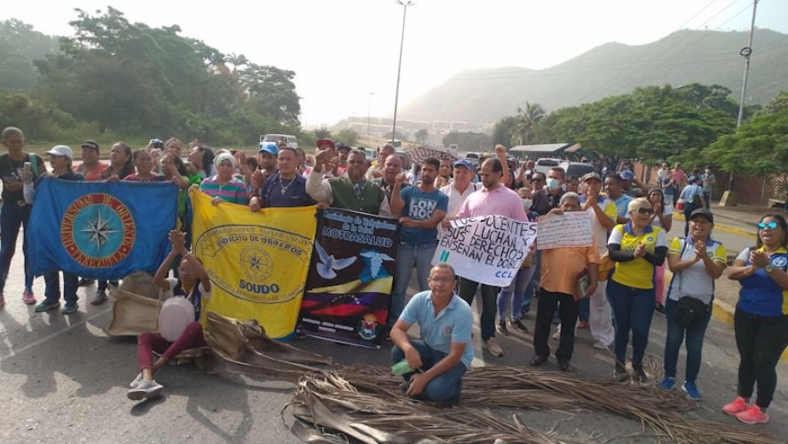 Por segunda vez en la semana, trabajadores activos y jubilados protestaron este miércoles #11Ene en la entrada de la Universidad de Oriente (UDO), Núcleo de Anzoátegui, para exigir un salario digno y el restablecimiento de los beneficios contractuales.

#PLCNews