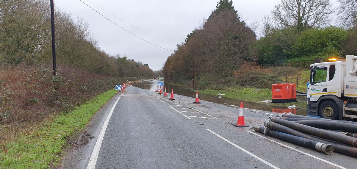 hantsconnect's tweet photo. A338 between B3078 Ringwood Road Salisbury Rd #Burgate @hantshighways has pumps clearing large volume of water caused by severe flooding. Following a reduction in water levels, road is open again to HGVs, while cars are rerouted through #Fordingbridge via signed diversion...2 https://t.co/XY6I2ci2Ml