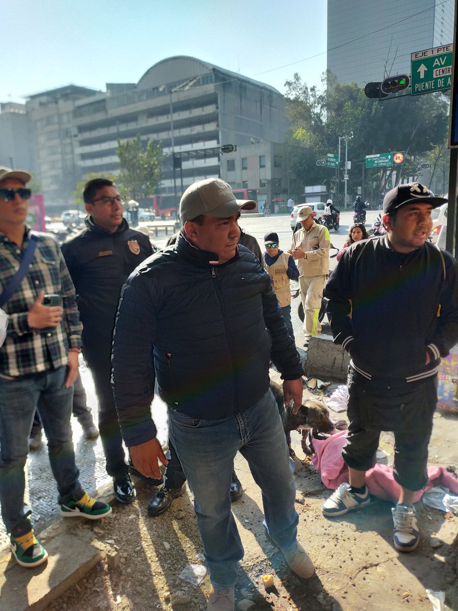 samano_O's tweet photo. Se les reiteró en distintas ocasiones que existe un protocolo interinstitucional que prohíbe actos de limpieza social, sin embargo continuaron con las intimidaciones.
Amenazamos con cerrar la avenida si agredían a una persona y/o si retiraban algo sin permiso. https://t.co/4Ir6MkYg7S