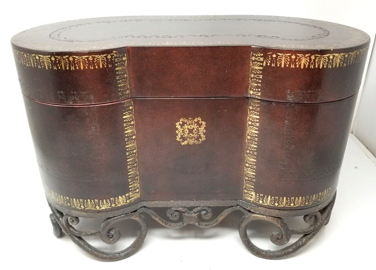 anysuchvintage's tweet image. Leather covered kidney shaped box, circa 1919. Iron legs, exquisite interior. 15x8x10 inches. Handmade.

#antiqueboxesforsale #antiqueboxes #handmadeboxes #leatherboxes #leatherbox #vintageboxes #circa1919
ebay.com/itm/1448979756…