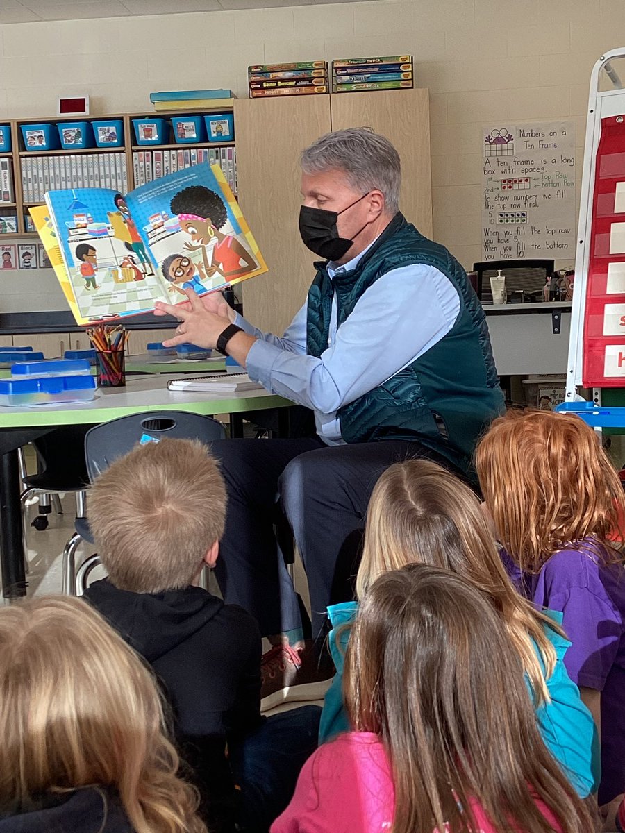 Grade one was excited to discover Mr Plourde was our Mystery Reader today! He read an AUTOGRAPHED copy of My Favorite Book in the Whole Wide World. @HanwellSchool @ReadWithMalcolm @ASD_West