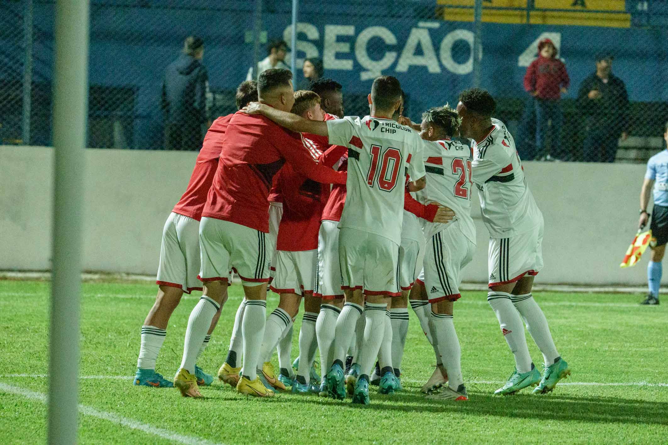 Jogadores do São Paulo comemoram classificação na Copa São Paulo de Futebol Júnior, a Copinha