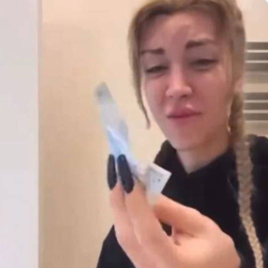 Türk Lirası'nı klozete attığı gerekçesiyle yargılanan sosyal medya fenomeni Mika Can Raun, davadan beraat etti.