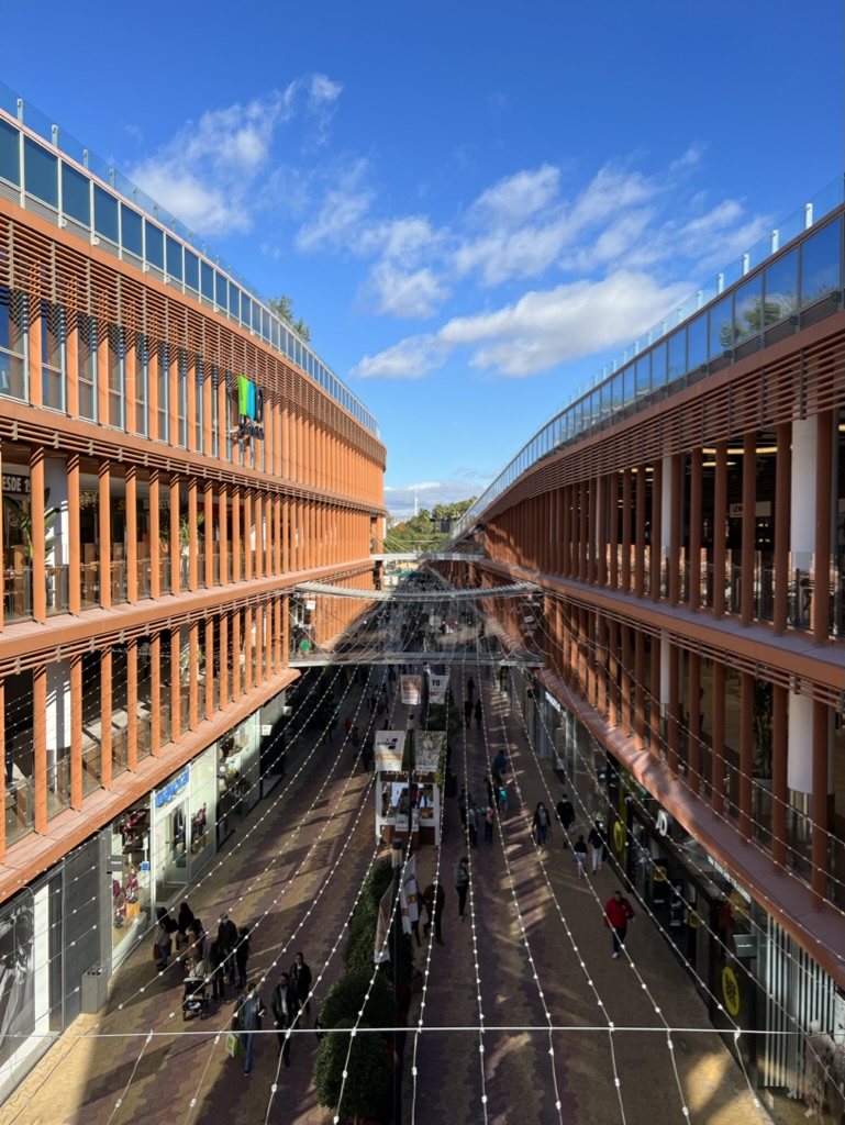 Qagggy's tweet image. This is not a Mall Appreciation Account but the new mall at the south end of Isla de la Cartuja shows how you can design a shopping center, partially underground, that is more adaptive to hot climates.