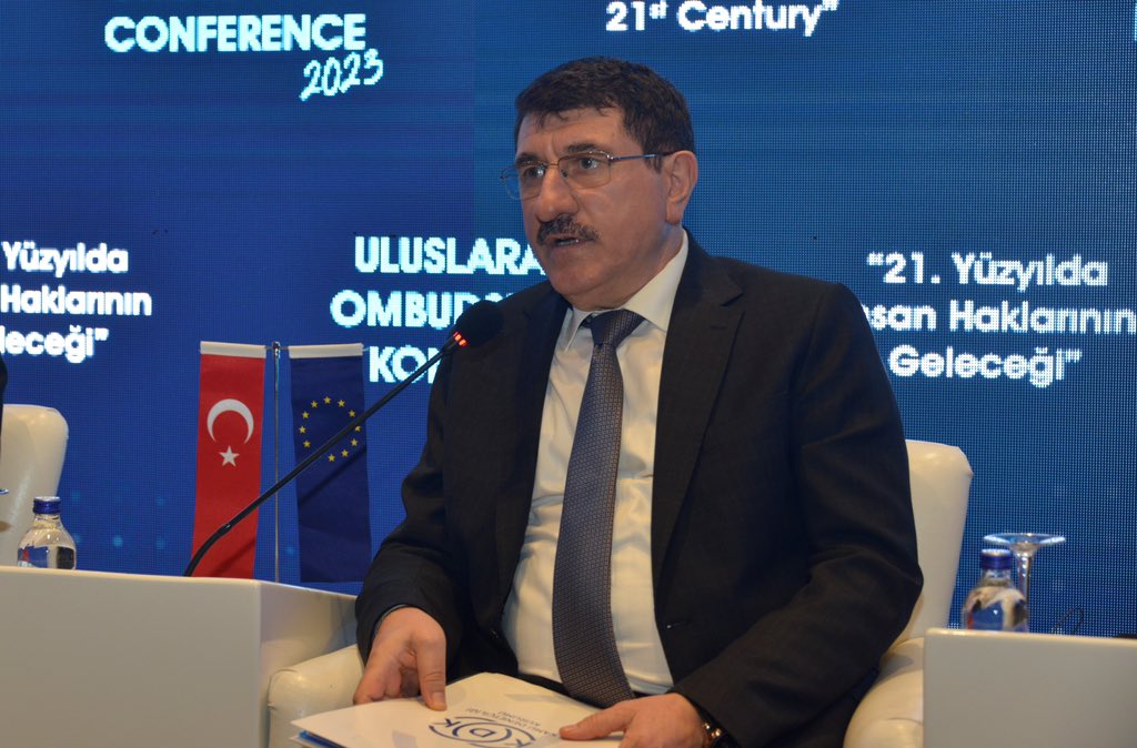 TRombudsman's tweet photo. Uluslararası Ombudsmanlık Konferansı’nın  "21’inci Yüzyılda İnsan Haklarının Korunması ve Geliştirilmesinde Ombudsmanların Rolü” başlıklı dördüncü ve son oturumu,Kamu Denetçisi Sayın @yahya_akman moderatörlüğünde gerçekleştirildi.
@AvSerefMalkoc #KDK https://t.co/3nGUpATNS4