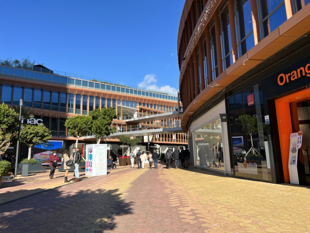 Qagggy's tweet image. This is not a Mall Appreciation Account but the new mall at the south end of Isla de la Cartuja shows how you can design a shopping center, partially underground, that is more adaptive to hot climates.