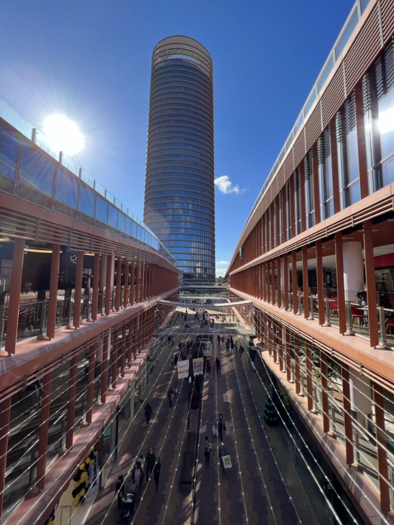 Qagggy's tweet image. This is not a Mall Appreciation Account but the new mall at the south end of Isla de la Cartuja shows how you can design a shopping center, partially underground, that is more adaptive to hot climates.