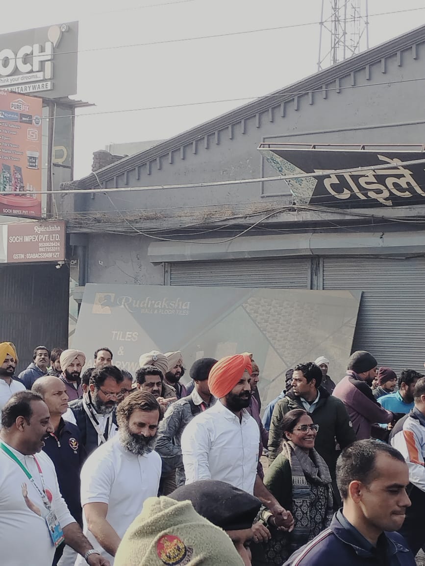 SalmanSamdani5's tweet photo. भारत जोड़ो यात्रा पंजाब के लुधियाना मैं प्रवेश किए जिसमें हम भी 3 km साथ चले लाखों की तादाद मैं लोगों  👍हमने तो उस दौड़ के गांधी को नहीं देखा 💕लेकिन मुझे खुशी है के मैं इस दौड़ के गांधी के साथ पैदल  यात्रा किए https://t.co/NS0fp7ZPhw