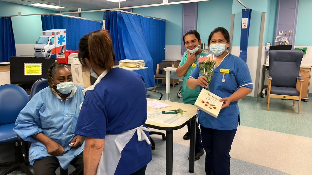 Ending your shift with beautiful flowers and chocolates from grateful patient is the most rewarding gift you could receive from a hard busy day at work. 🥰🥰🥰