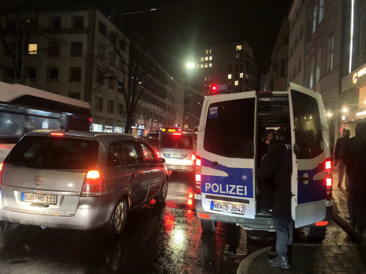 Alerta0211's tweet photo. Die Zentrale der @gruenenrw ist seit heute Mittag besetzt. 
Die Aktivisti fordern ein Moratorium der Räumung von #LuetziBleibt. Eine Kundgebung ist bis 20 Uhr angemeldet. Danach muss mit der Räumung gerechnet werden. #dus1201 https://t.co/OjTp57u4Qm