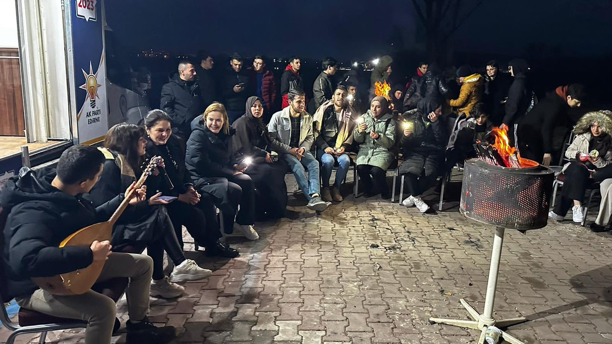 burakcambazas's tweet photo. İl Başkanımız @ibabelgin’in katılımıyla;

Meriç Nehri kıyısında muhteşem Selimiye manzaralı #İlkOyum @RTErdogan’a #İlkOyum @Akparti’ye buluşmamızı gerçekleştirdik.

Edirne soğuğu meşhur, sucuk-ekmek şahaneydi.👌🏼 https://t.co/QU9AoxUbKt