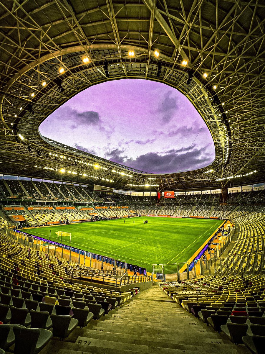Nabil_djellit's tweet photo. L'Algérie a inauguré le stade Nelson Mandela. Par le choix de son nom, le pays fait écho à sa riche histoire panafricaine. Il a toujours soutenu l'ANC et avait noué un rapport profond avec l'ex président de l'Af' du Sud.  L'enceinte est un bijou. Ciao et merci Blida ;) #CHAN2023 https://t.co/GKPblGikKe