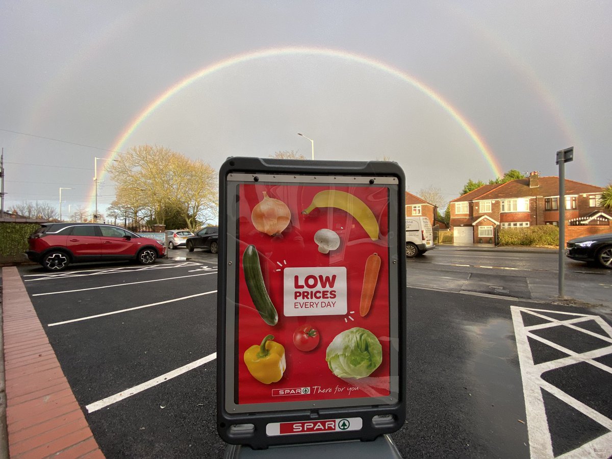 SPARNorthEng's tweet photo. Delighted to welcome Hamid Hashemi to the @SPARintheUK family today with the launch of his SPAR store in #HealdGreen.

We will be there to support the store and we wish him and his team all the very best with the venture! ✂️ 🤝 

#SPAR #ThereForYou #JamesHall #Retail #Manchester https://t.co/IgOAKLvVe9