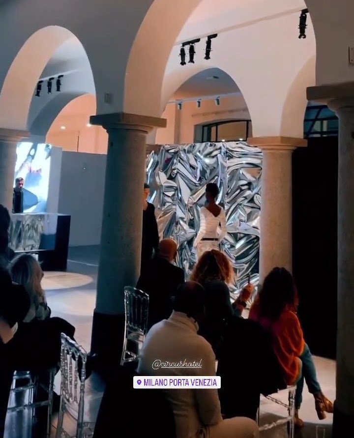 ETuttoMagico's tweet photo. Pier mi sa che sta facendo un 
dj set alla sfilata di Circus Hotel di Milano 😎👏 #prelemi https://t.co/Jn3ciDN2NQ
