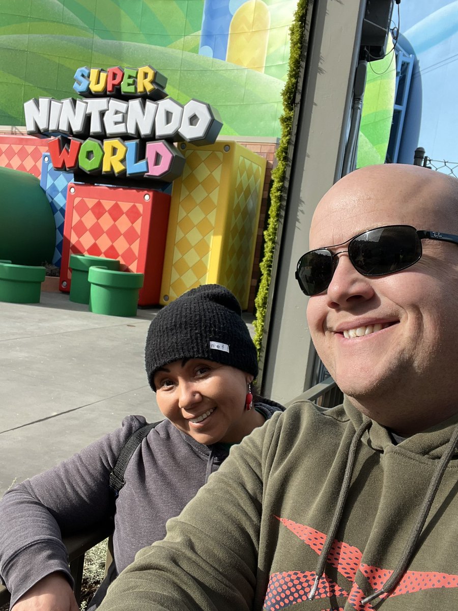 ParksAndCons's tweet photo. Guests have been moved to a queue. With @JonathanGreen85 in line in the case that the land opens. #SuperNintendoWorld #OpenOpenOpen https://t.co/eTYtQtMV03