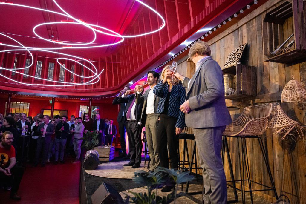 Vandaag hebben we bij @MinisterieEZK de start van het nieuwe jaar gevierd. Met ouderwetse nieuwjaarsreceptie, super gezellig. Ik ben trots op onze collega's voor hun inzet in 2022. En ook in 2023 gaan wij weer onze stinkende best doen voor ondernemers, klimaat en Groningen.