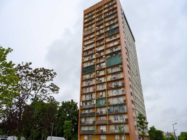ANAH_Officiel's tweet photo. [REPORTAGES👀]
📍Mantes-la-Jolie

Le quartier du Val Fourré est sur le point de connaître un nouveau départ grâce à une #Orcod-In . Créée en janv. 2020, cette initiative concerne 13 #copro de #logements "historiques" construits dans les années 60-70⬇️

➡️ https://t.co/tdfhnftmJD https://t.co/QTkk2pvx36