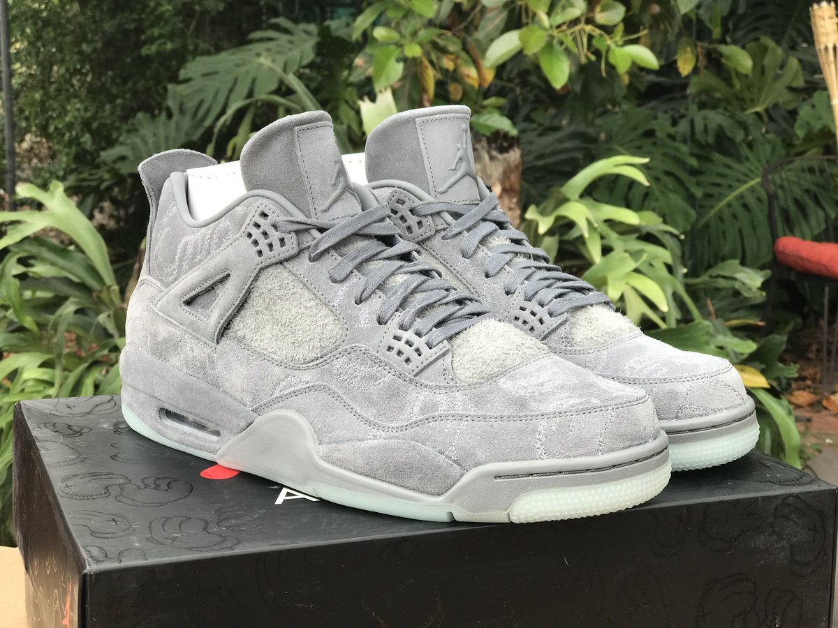 ElectroLightspr's tweet photo. #atmoscollectorsclub definitely Jordan x KAWS, so good I got married in them! https://t.co/qT8IfF3F5Q