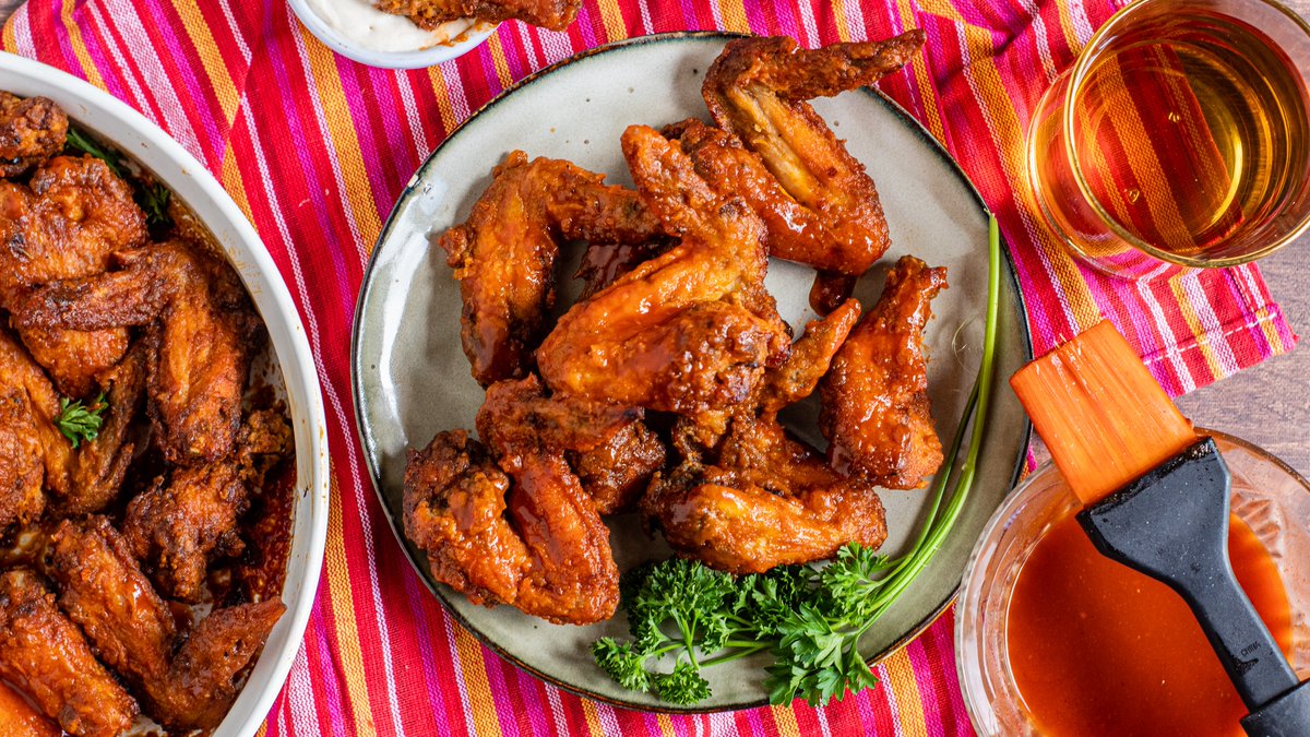 Fooddotcom's tweet photo. These familiar finger foods are so good, it'll feel like you ordered out 🤤 Get the recipes for 22 copycat apps: https://t.co/gPZ9GQJ2YT https://t.co/hI27sP1gt0