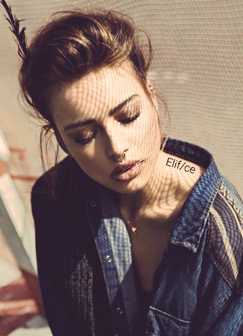 #GeceyeNot

_______Şimdi  

  gitmek düşüyor bana

Her şeyi arkamda bırakarak... 

......

#gece
#Aşkile