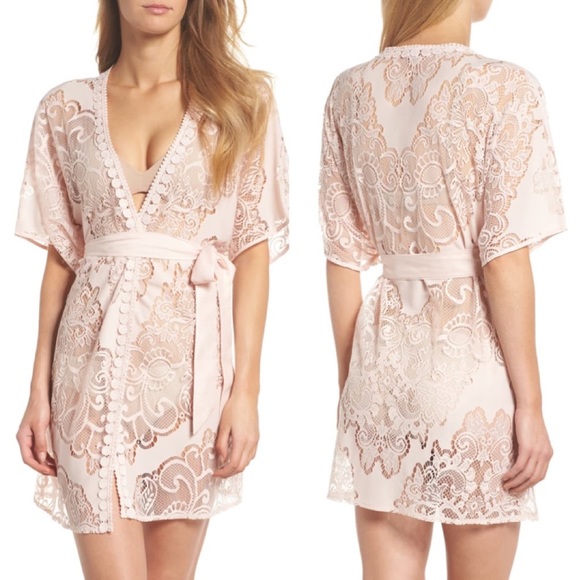 Megan3142's tweet photo. So good I had to share! Check out all the items I'm loving on @Poshmarkapp #poshmark #fashion #style #shopmycloset #floranikrooz: https://t.co/XIs2IRaLL4 https://t.co/eRnFJF1z1G