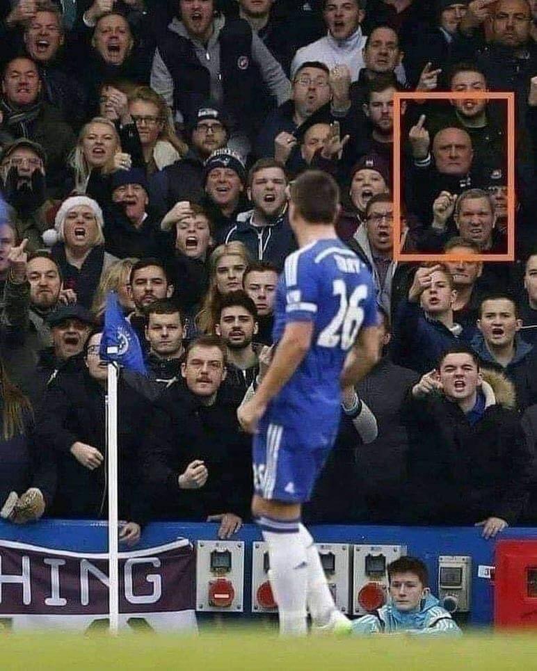 PorMiFutbol's tweet photo. — 🏴󠁧󠁢󠁥󠁮󠁧󠁿 John Terry: 

"Toda mi familia son fans del West Ham. Una vez les marqué un gol, y cuando fui a celebrarlo delante de sus fans, vi a mi tío y a mi padre gritándome e insultándome. " 🥴😂🔥 https://t.co/e8YfMbgdAG