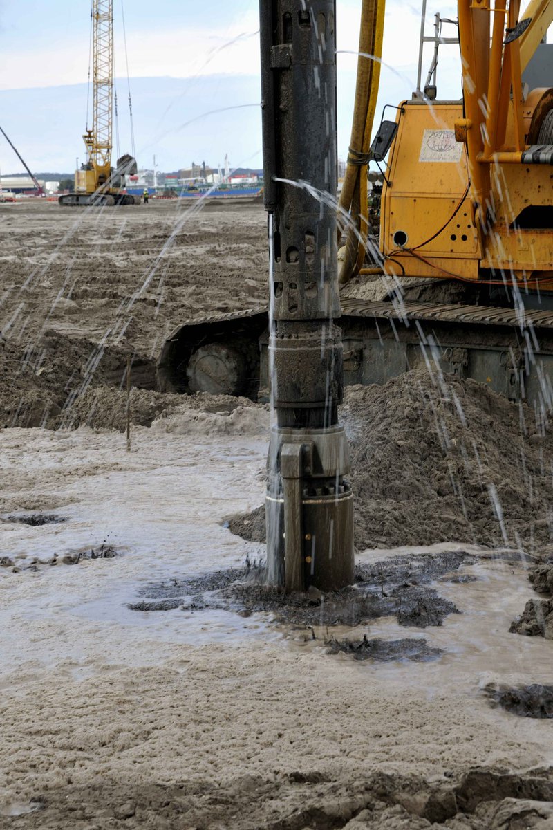 desdeelmurete's tweet photo. La #vibroflotación es una técnica de mejora del #terreno consistente en densificar el #terreno mediante la introducción de un vibroflotador.

Cuando se realiza on-shore (sin columna de agua), la reducción de volumen se compensa con la aportación de material granular. https://t.co/H8v3J23YS5