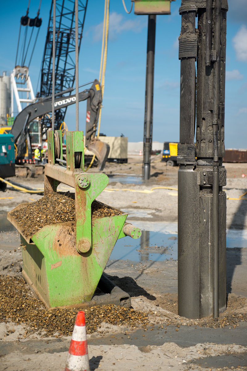 desdeelmurete's tweet photo. La #vibroflotación es una técnica de mejora del #terreno consistente en densificar el #terreno mediante la introducción de un vibroflotador.

Cuando se realiza on-shore (sin columna de agua), la reducción de volumen se compensa con la aportación de material granular. https://t.co/H8v3J23YS5