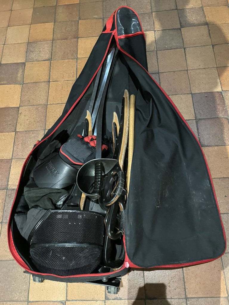 LondonLongsword's tweet photo. Important HEMA questions you ask on your twenty minute walk to class.
“How can this bag be both very heavy & posses all the aerodynamics of a kite”
#Tacking #sail https://t.co/2flyhWbLNc
