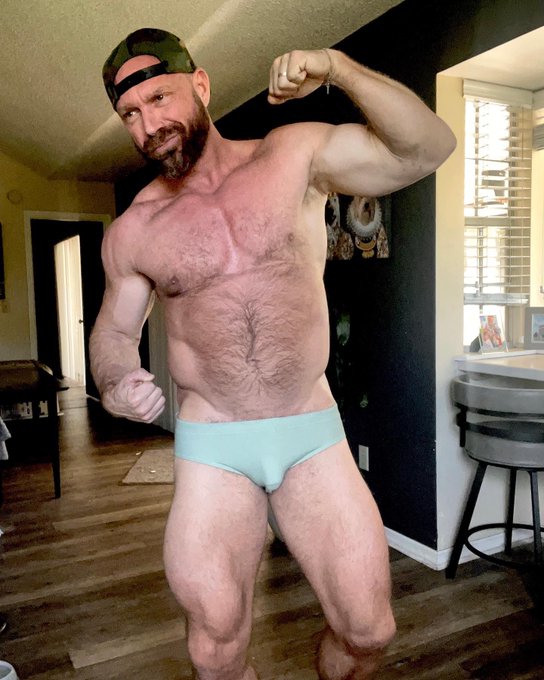 2 pic. Who wants some beef? #beefyboy #gaybear #gaydaddy #gaybutts #gayass #gaymuscle https://t.co/9