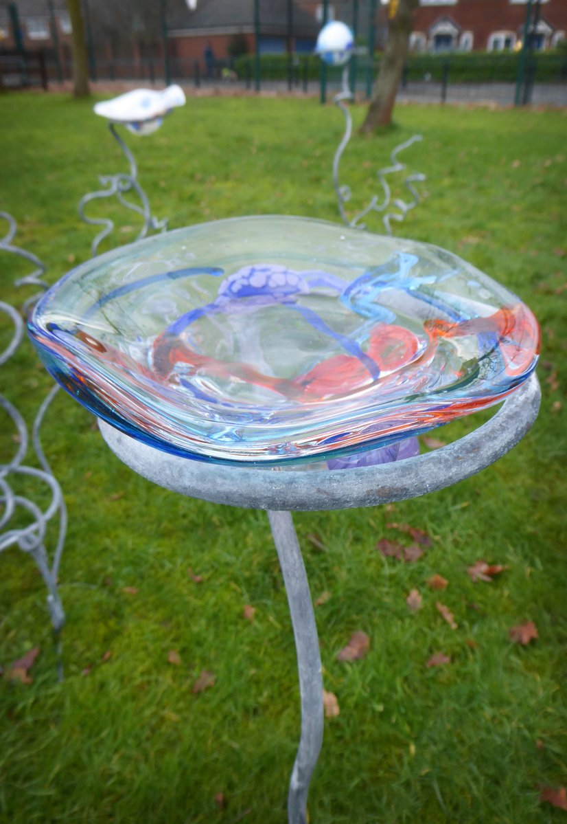TRS_DesTech's tweet photo. Year 10 sculpture completed and installed in @TheRadclyffe grounds. Very proud of the students for their creativity, skill and hard work. Thanks to @jessdavidsglass, @ArtSmithMo1 and @CuriousMindsNW for the opportunity. Our students loved it and are very #DTPROUD https://t.co/dvrPeNyI1y