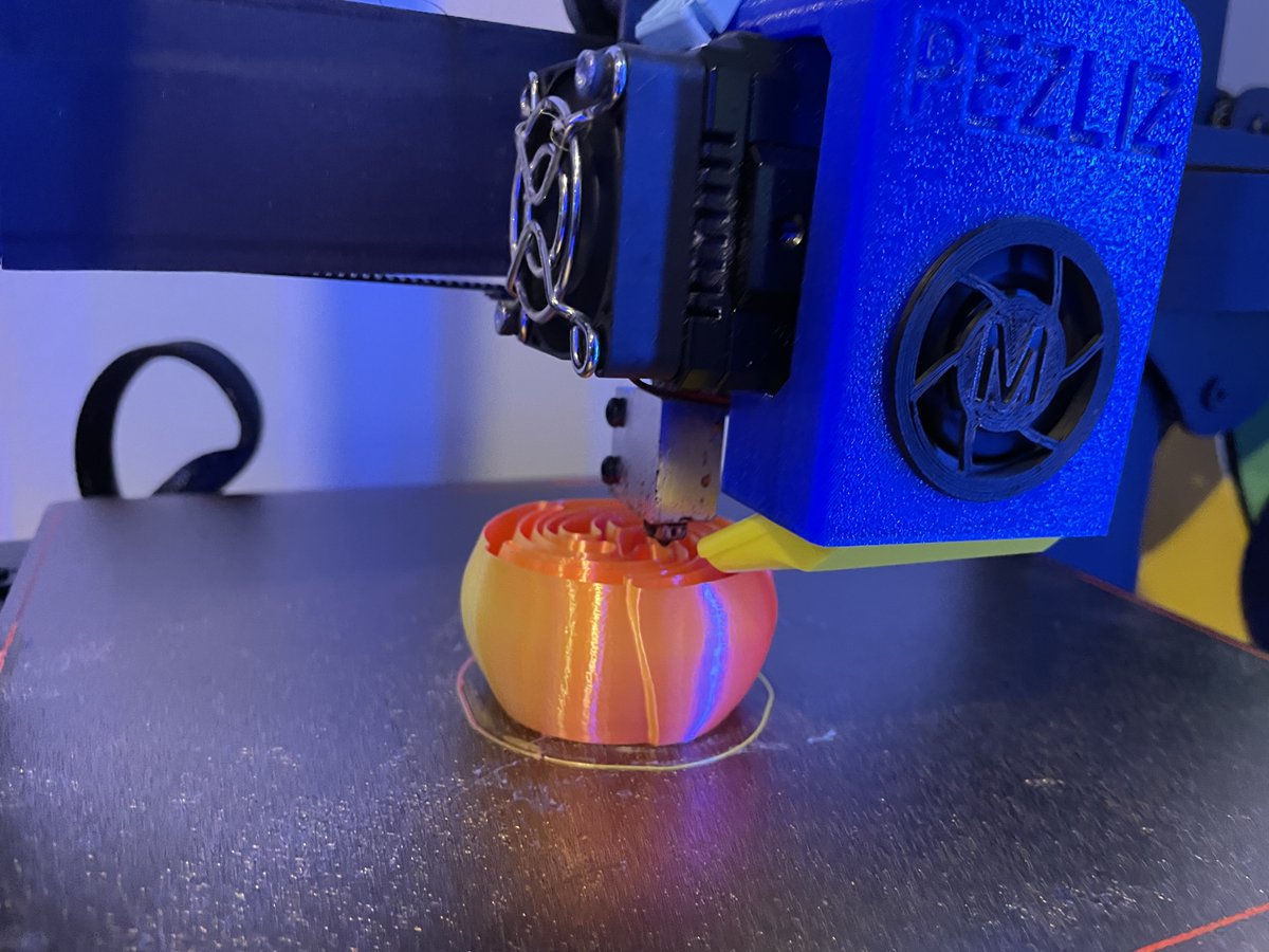 Liz B "pezliz" tweet media