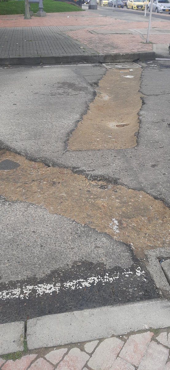 lan_banco's tweet photo. @AcueductoBogota @AlcaldiaSuba11 @Bogota 
Me pregunto si la EAAB después de realizar sus trabajos no debe dejar las calles en buen estado como las encontró???
En el Barrio BATAN Cra 45A con 125  dejaron así las calles 👇 https://t.co/GWluN17RVm
