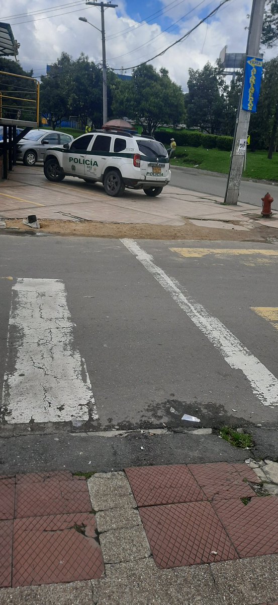 lan_banco's tweet photo. @AcueductoBogota @AlcaldiaSuba11 @Bogota 
Me pregunto si la EAAB después de realizar sus trabajos no debe dejar las calles en buen estado como las encontró???
En el Barrio BATAN Cra 45A con 125  dejaron así las calles 👇 https://t.co/GWluN17RVm