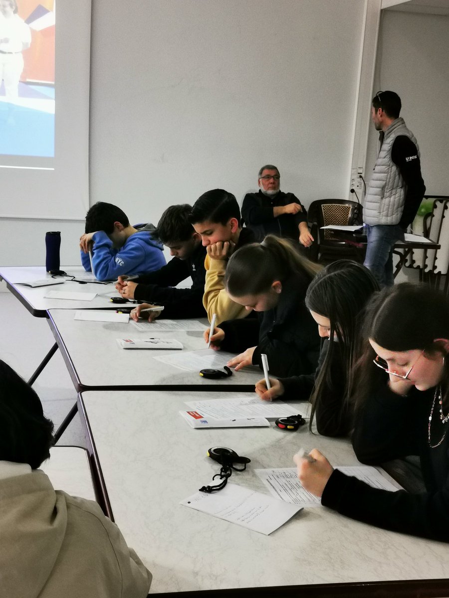 TomBCD21's tweet photo. À l'AS @BedelCollege nos élèves sont volontaires pour la formation Jeunes Officiels et Jeunes Reporters⏱️📝

Motivés par Paris 2024 et l'organisation du championnat de France de natation dans l'académie de #Poitiers 8 élèves ont décidé de se former!
@fredelavienne
#Responsabilité https://t.co/JBpqlWrAyG