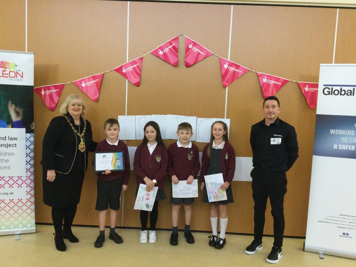 Hayeli123's tweet photo. @GlobalPolicing Pupils from Hardy Mill, The Oaks, St John the Evangelist RC, St Brendan’s RC, Egerton and Harwood Meadows Primary Schools gave a presentation about Project Chameleon to the Deputy Mayor of Bolton, Linda Thomas, who presented them with framed certificates. https://t.co/gMu3nxQQ3k
