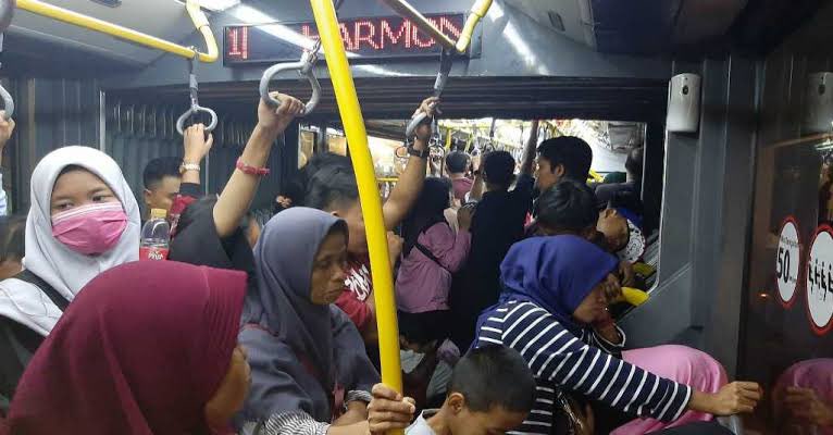 txtdrjkt's tweet photo. Kita hari-hari begini aja masi dibilang ga suka ke kantor😔 https://t.co/GiB6YoNcsO