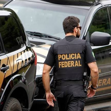 choquei's tweet photo. 🚨URGENTE: Polícia Federal encontra na casa de Anderson Torres, uma minuta (proposta) de decreto para Bolsonaro mudar resultado da eleição que elegeu o presidente Lula. https://t.co/3mLisAxV0V